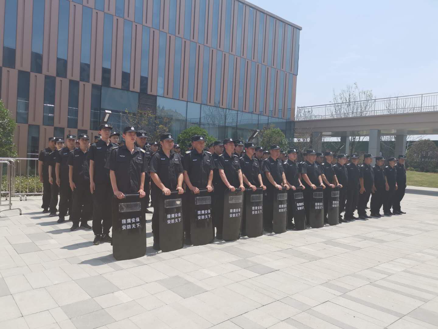 獵鷹保安祝隨州城市空間開盤大吉！