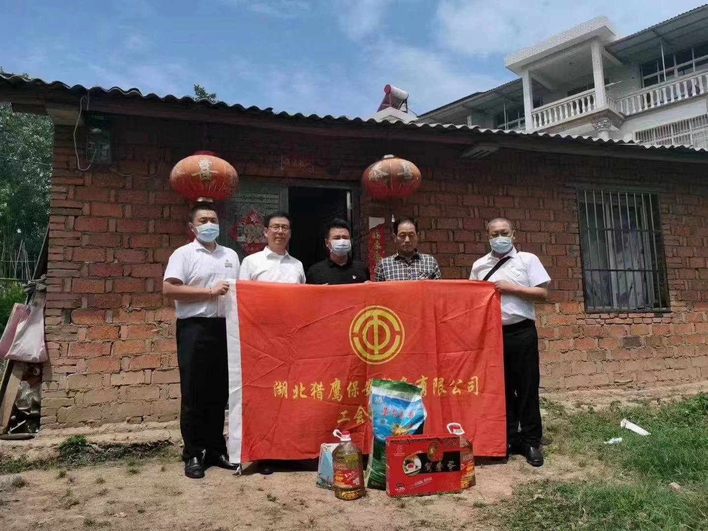 端午節(jié)將至，獵鷹企業(yè)組織員工走進鄉(xiāng)村，為老人送去生活物資