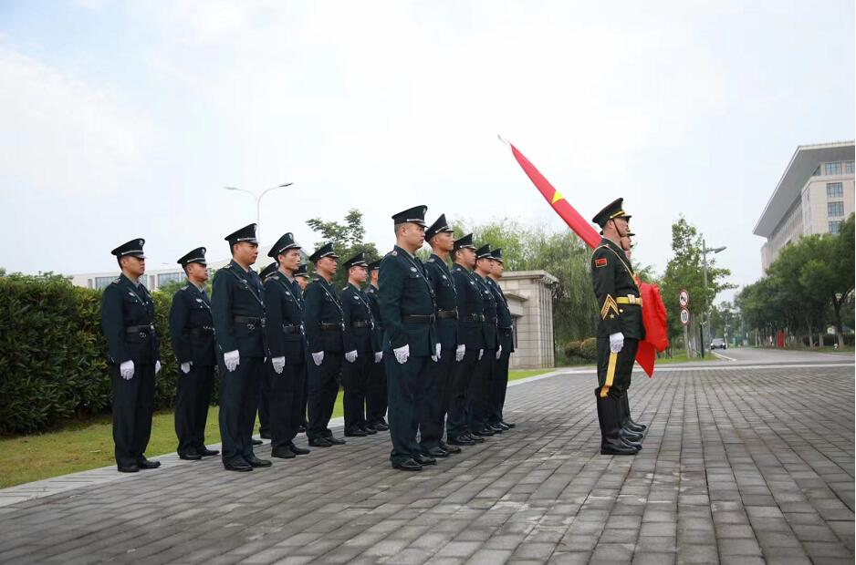 荊門市機關(guān)事務(wù)管理局和湖北獵鷹保安公司在荊門市政府服務(wù)中心門前舉行七一升旗儀式