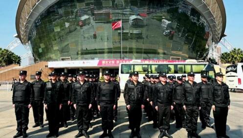 2023襄陽馬拉松在我市諸葛亮廣場激情開跑啦！