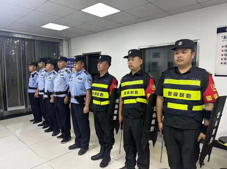 獵鷹保安公司配合車城派出所全力守護(hù)城市“煙火氣”。