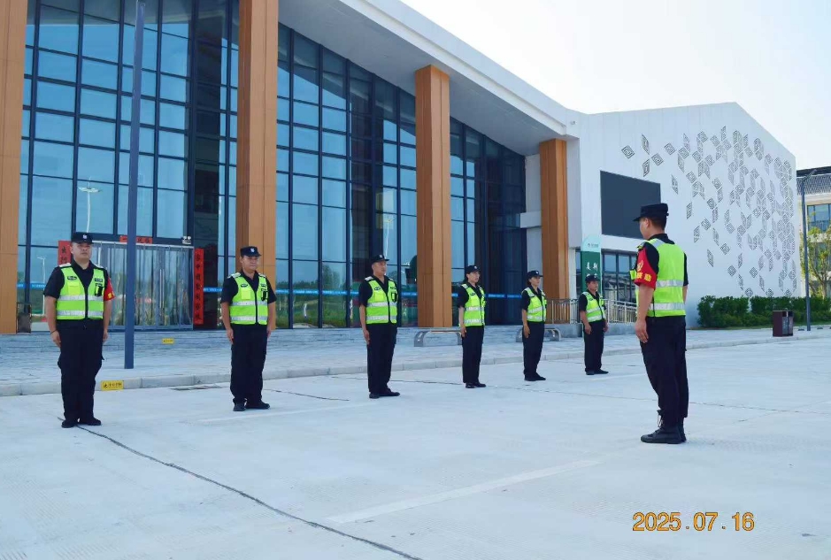 湖北獵鷹保安公司無(wú)畏“烤”驗(yàn)，開(kāi)展交通指引手勢(shì)專(zhuān)題培訓(xùn)